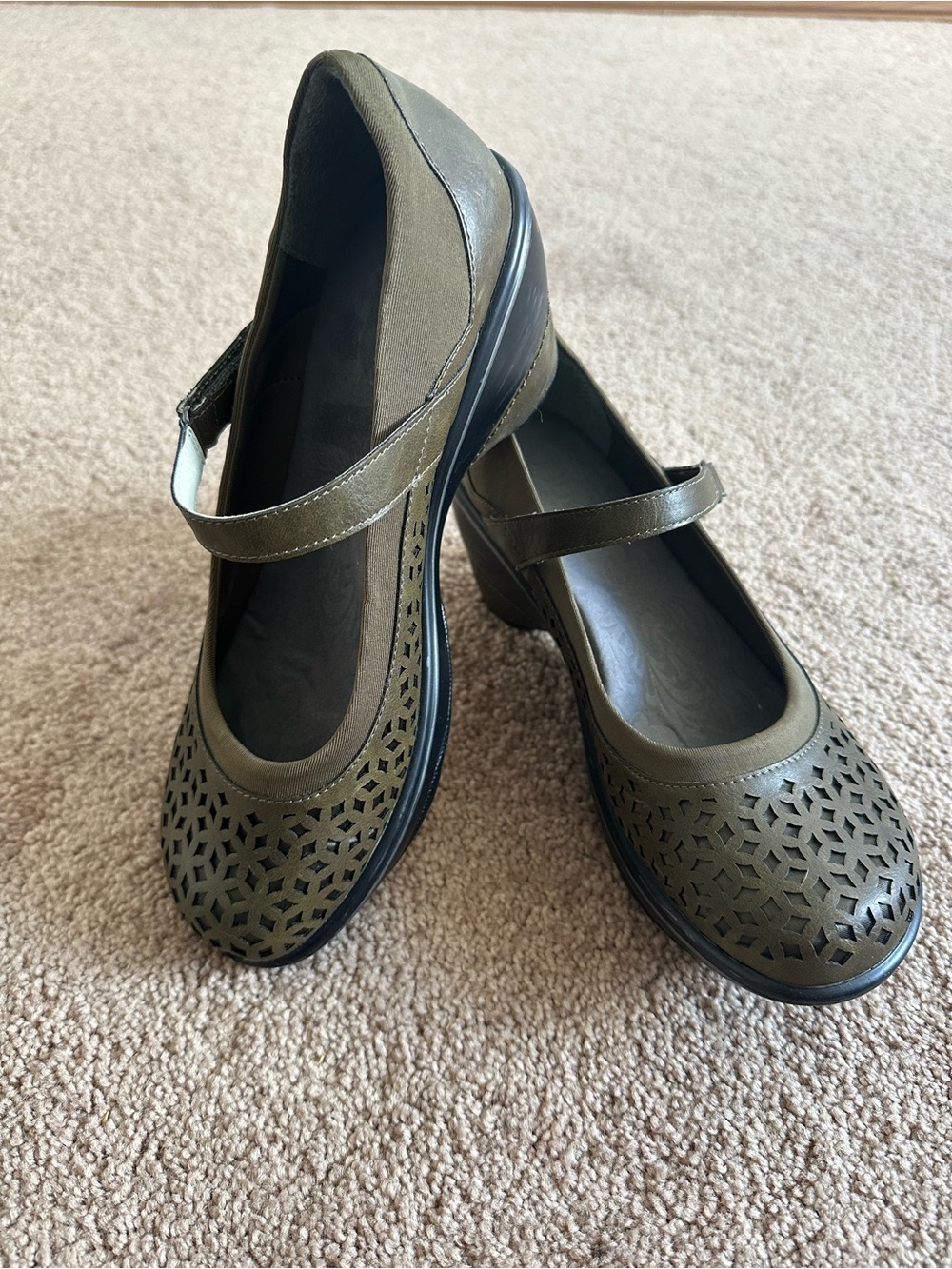 JBU by Jambu Alicante Mary Jane Wedge Shoes Olive Perforated Comfort Size 9.5 - Picture 2 of 6